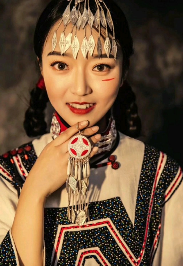 彝族服装和少数民族服装的区别,彝族服饰真太惊艳了