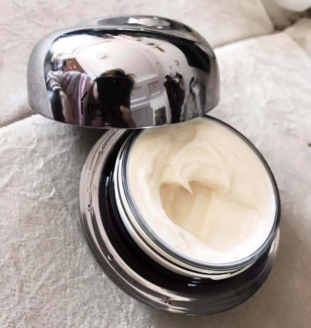 有句话说得好：美不美看脸，老不老看眼