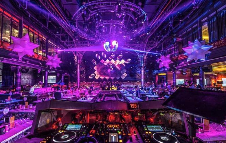 在酒吧要多少钱,在酒吧一次性消费多少