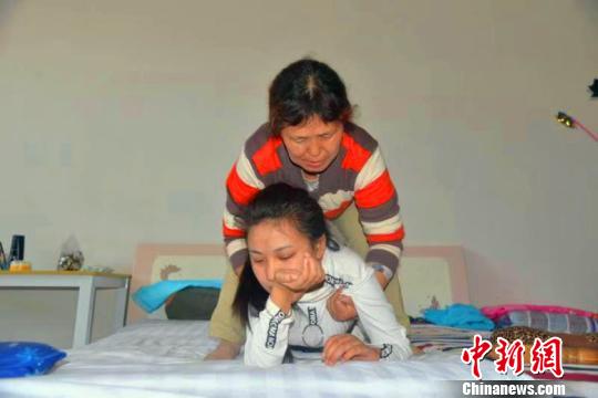 50岁女人创业励志正能量视频,90后双腿残疾小伙创业追梦