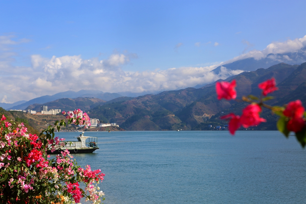 朝辞白帝彩云间中的白帝是指什么,朝辞白帝彩云间中提到的白帝