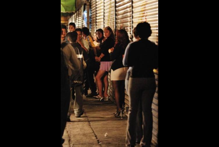 诱拐女孩强迫卖淫,怀孕都要接客…这里的人做梦都想当皮条客