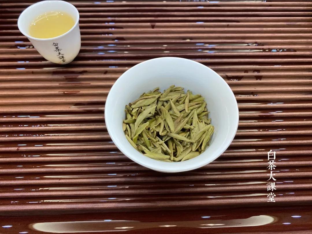 白茶白毫银针好还是纯芽头好,冷泡白茶选白毫银针还是白牡丹