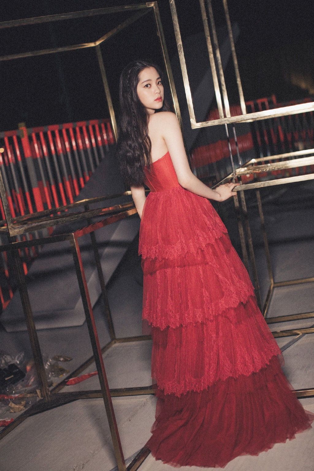 高圆圆一条土掉渣的碎花裙,高圆圆一袭长裙微露香背好看至极