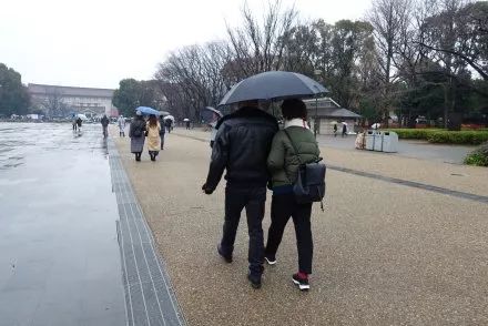 父母秀恩爱对子女的好处,父母特别秀恩爱的方式