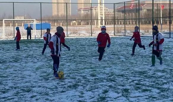 哈尔滨市小学生雪地杯足球赛,为孩子加油比赛