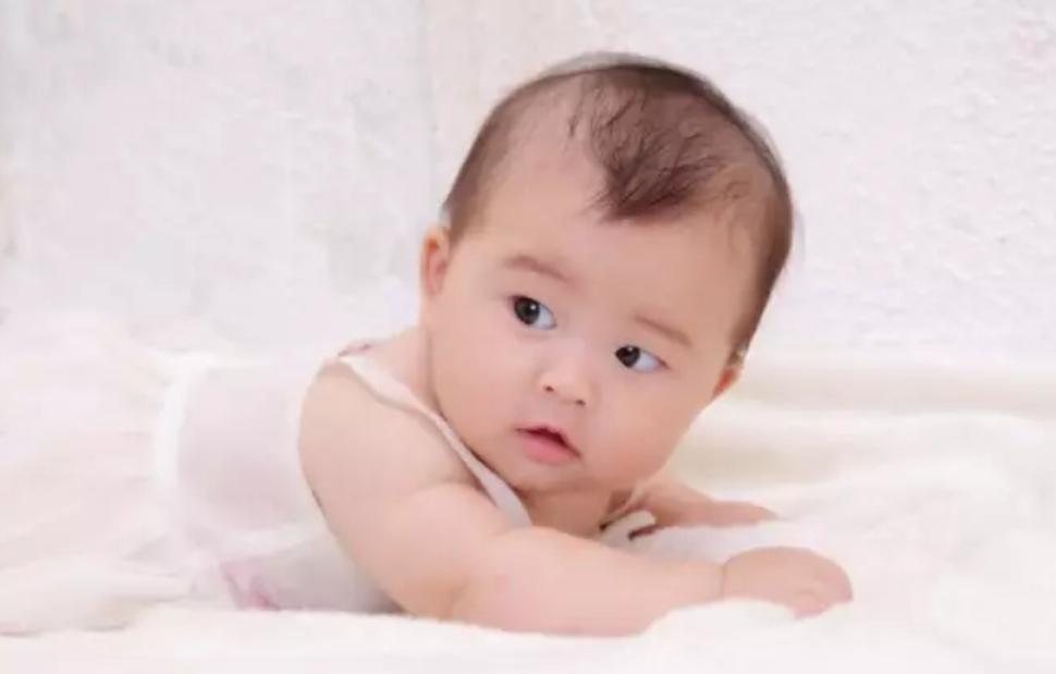 新生儿脐带掉落后肚脐模样,新生儿脐带掉落后血痂不掉