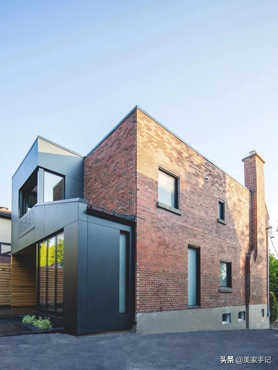 她在别墅外墙搭了个“黑盒子”，从而多出了间阳台和厨房！太聪明