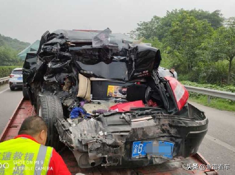 高速路段轻卡追尾瑞麒G5，网友：奇瑞版“小坦克”不是吹出来的