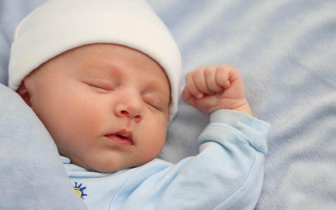 宝宝突然夜里不好哄睡,新生儿半夜闹觉大哭怎么都哄不住