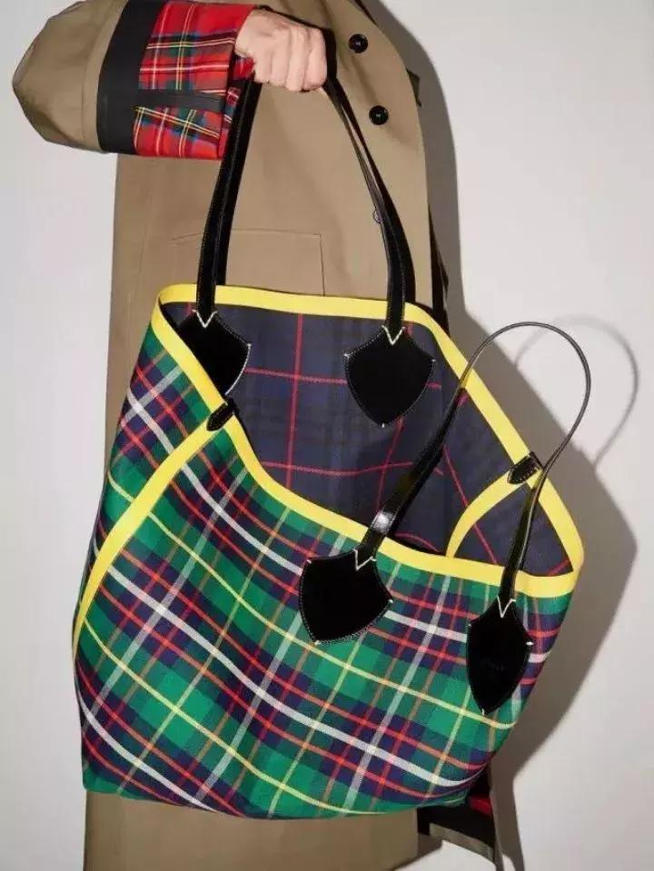 还在执迷于小包？王菲、杨幂早就背上了实用能装的...购物袋？