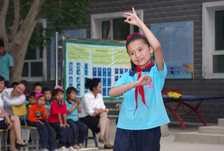 校长不让学生穿汉服进学校违法吗,校长不让学生穿耐克进学校