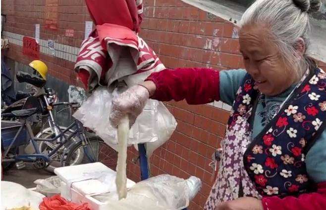 小时候的不幸让我有自杀想法，桥头卖灌饼的老太太一句话拯救了我