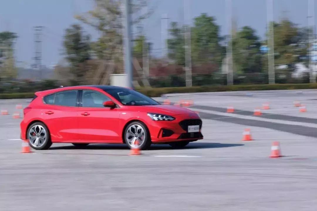 福克斯2021款三厢1.5特价,新款福克斯优惠落地价格