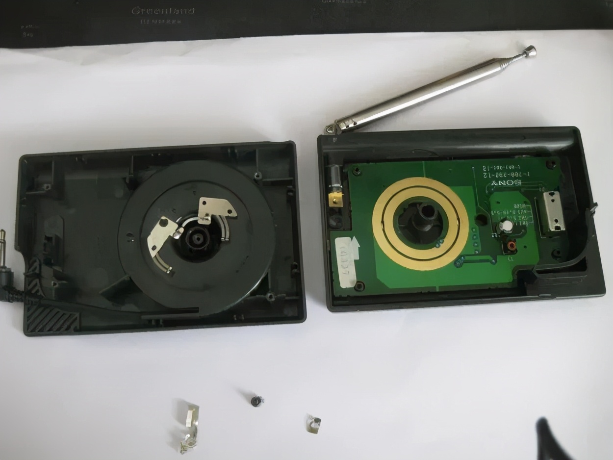 「火腿维修室」修复一台老式SONY收音机天线，他寻求大家的指导