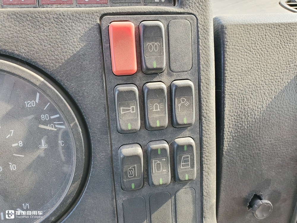 当年国家建设的主力军，排量达惊人的18升，实拍奔驰NG4850大件车