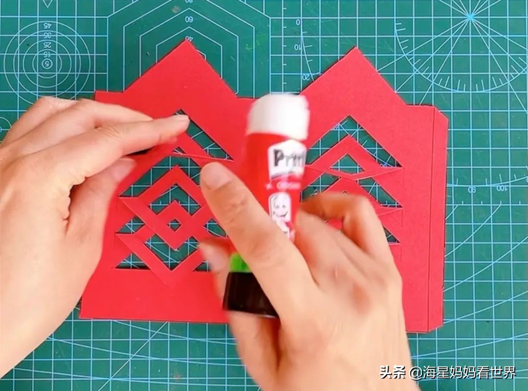 春节喜气洋洋大红灯笼高高挂,红红火火喜气洋洋百家姓灯笼