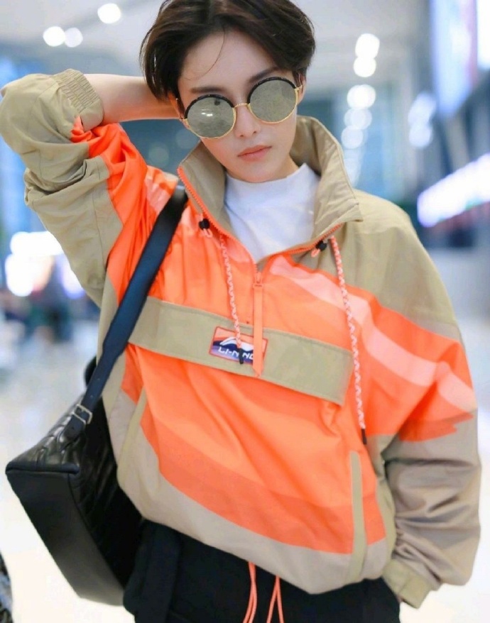 杨幂穿回力鞋白色视频,杨幂解约阿迪