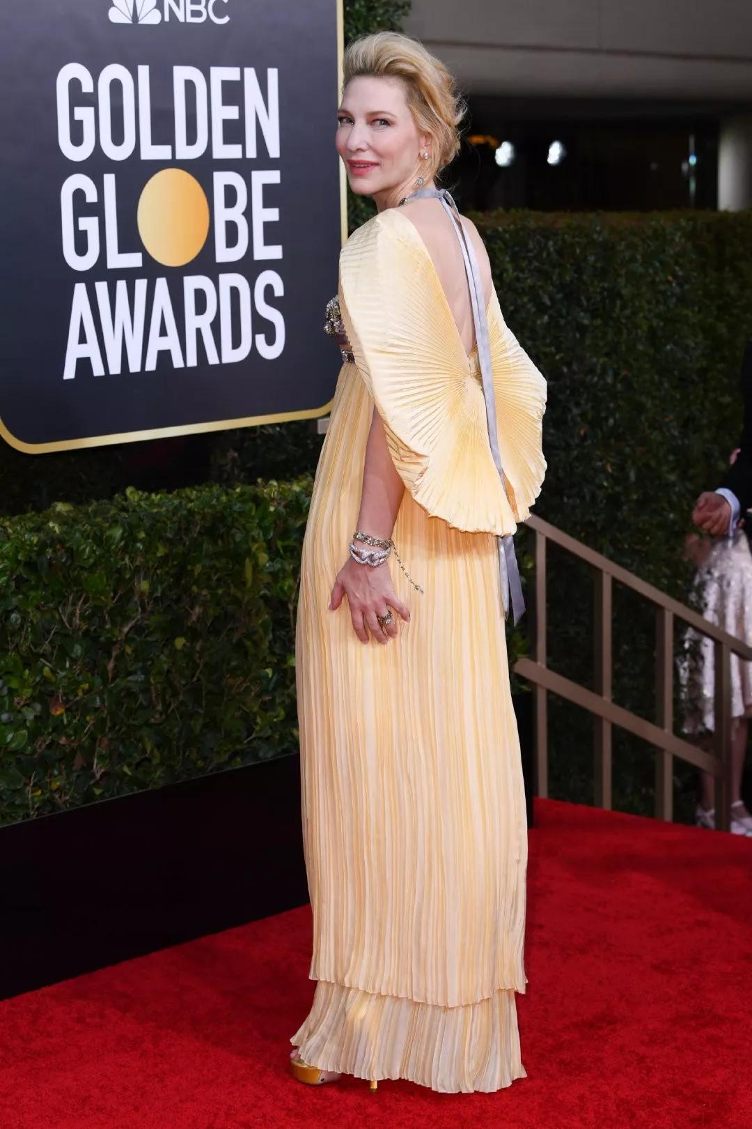 “大魔王”凯特现身机场，一身机车皮衣酷帅有型，50岁独自潇洒