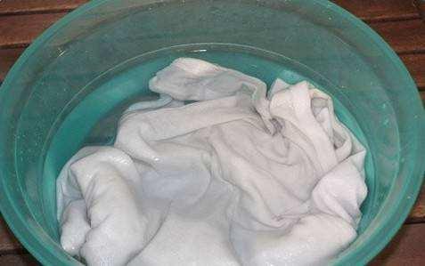 发黄的衣服怎么洗掉,潮湿发黄的衣服还能洗干净吗