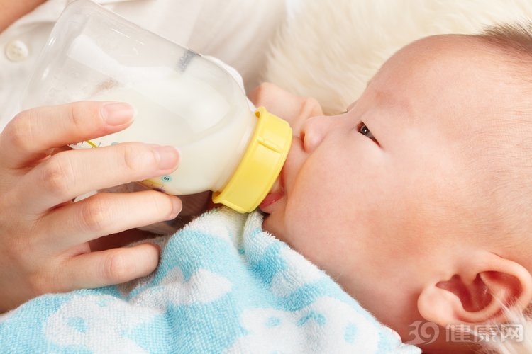 断奶宝宝喝奶粉吐怎么回事,宝宝断奶喝奶粉就吐