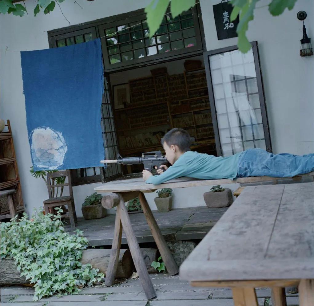 租下城郊200㎡小院,和陌生人一起生活5年:唱歌、染布、盖树屋