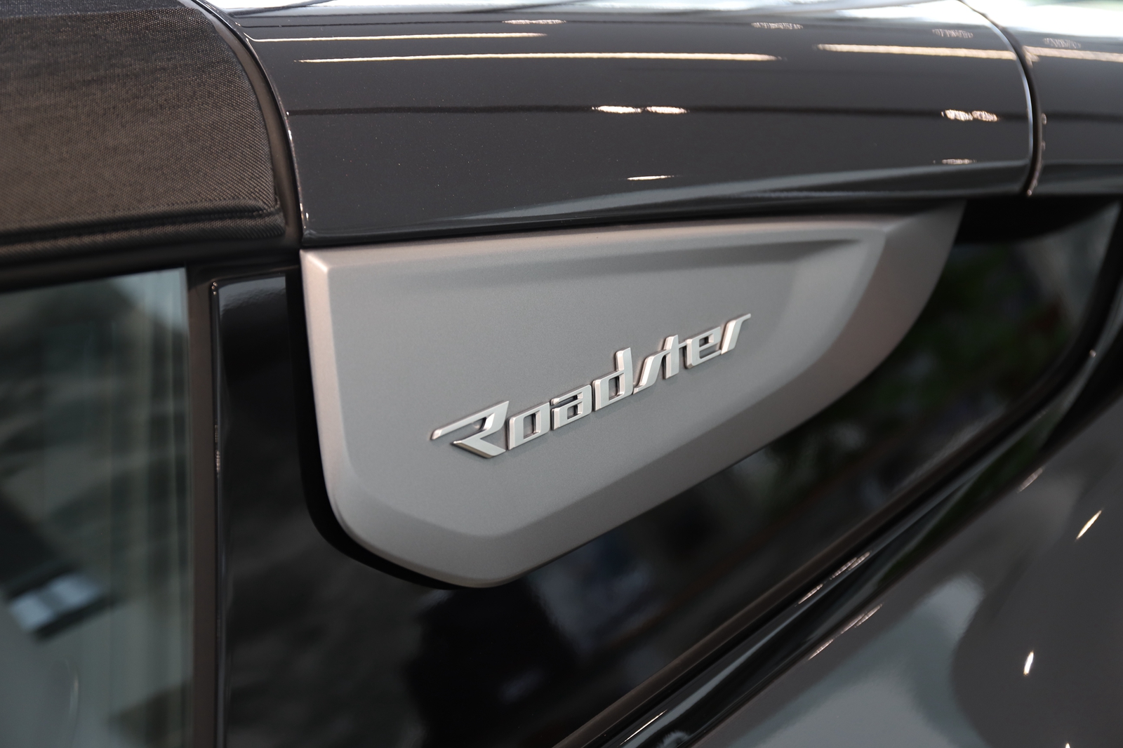 最新款4座宝马敞篷跑车,配有1.5自吸发动机的车