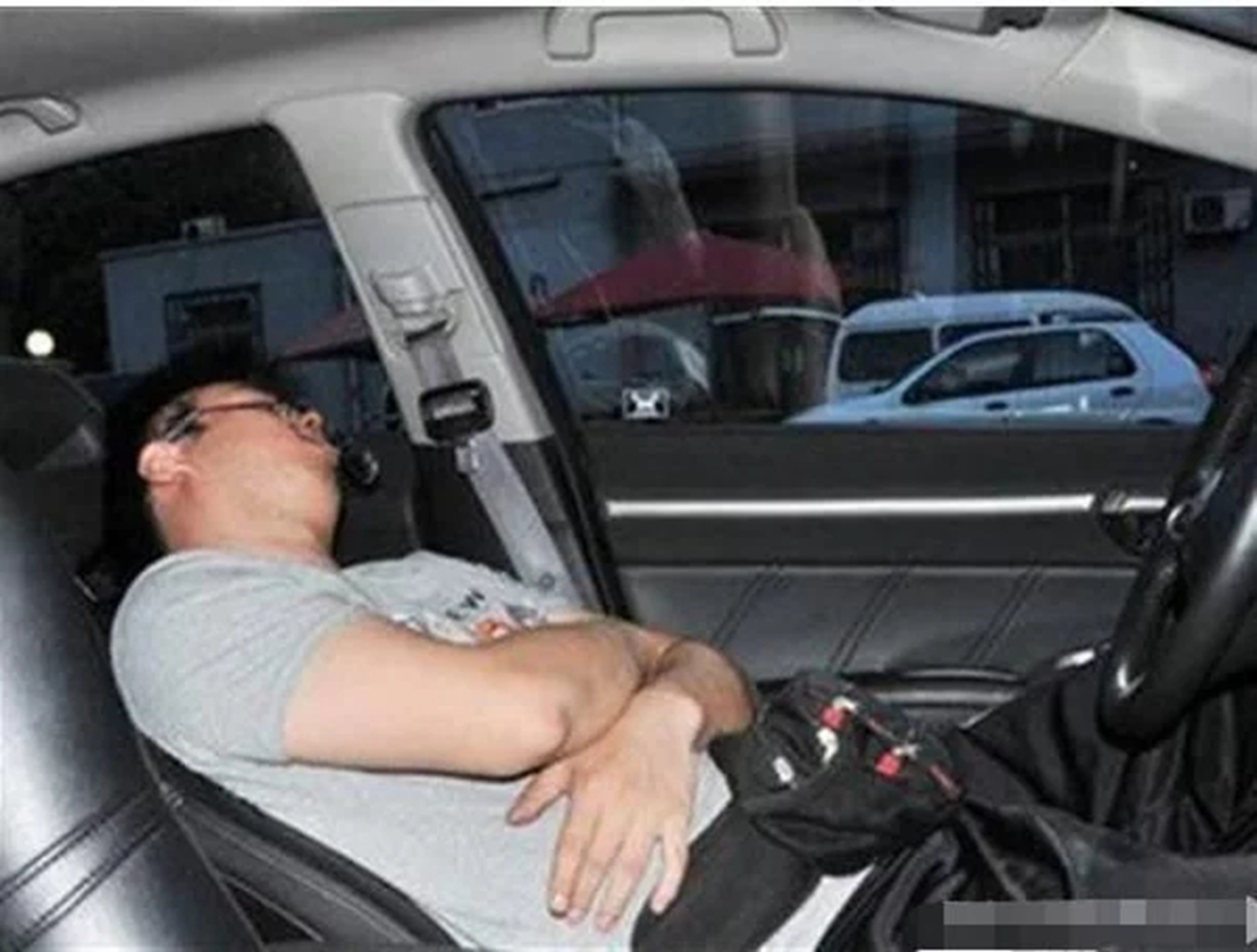 喝酒坐在车里等代驾被扣12分,喝酒在车里等代驾扣了12分