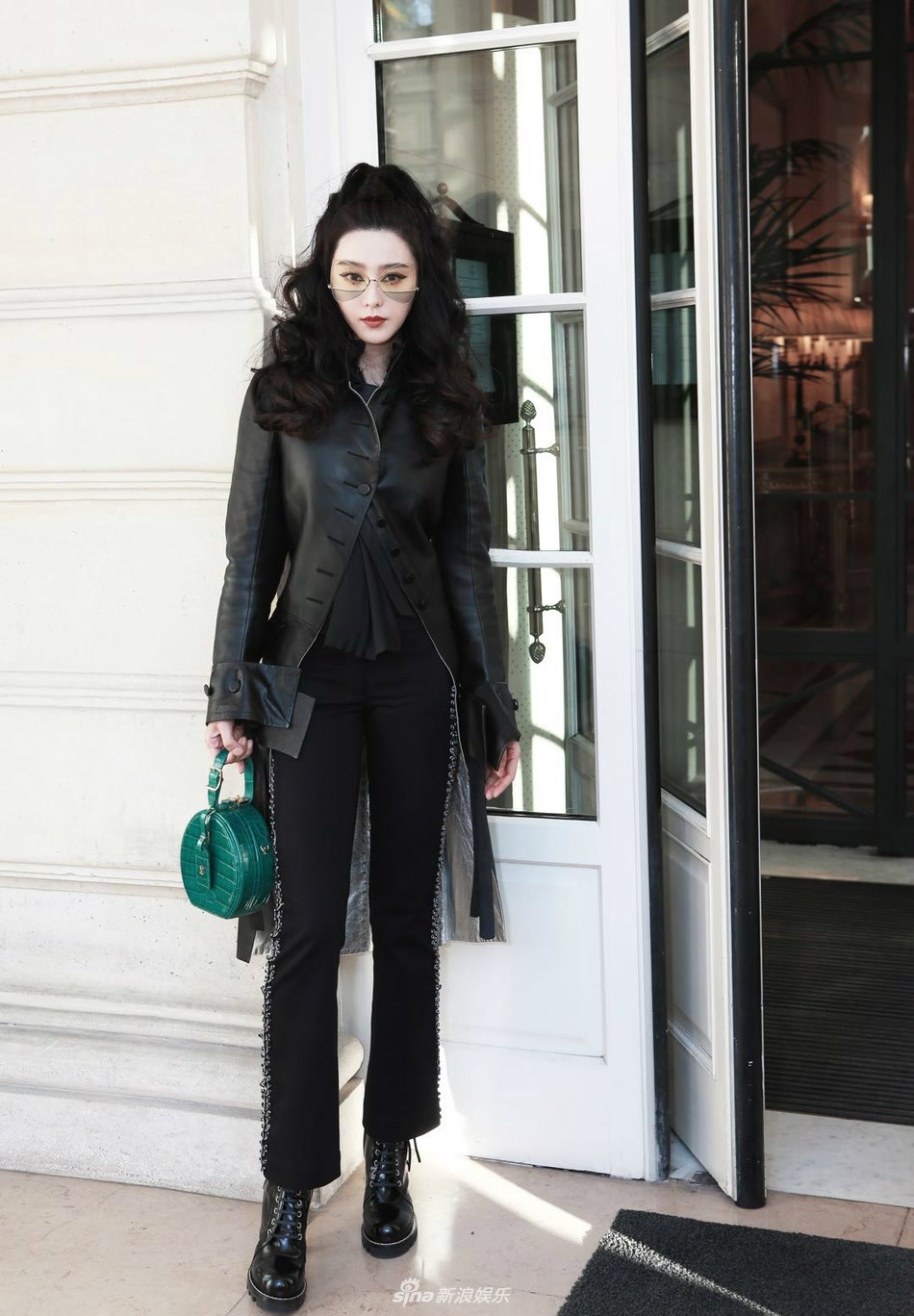 范冰冰最新机场穿皮衣,范冰冰早前看秀造型全集