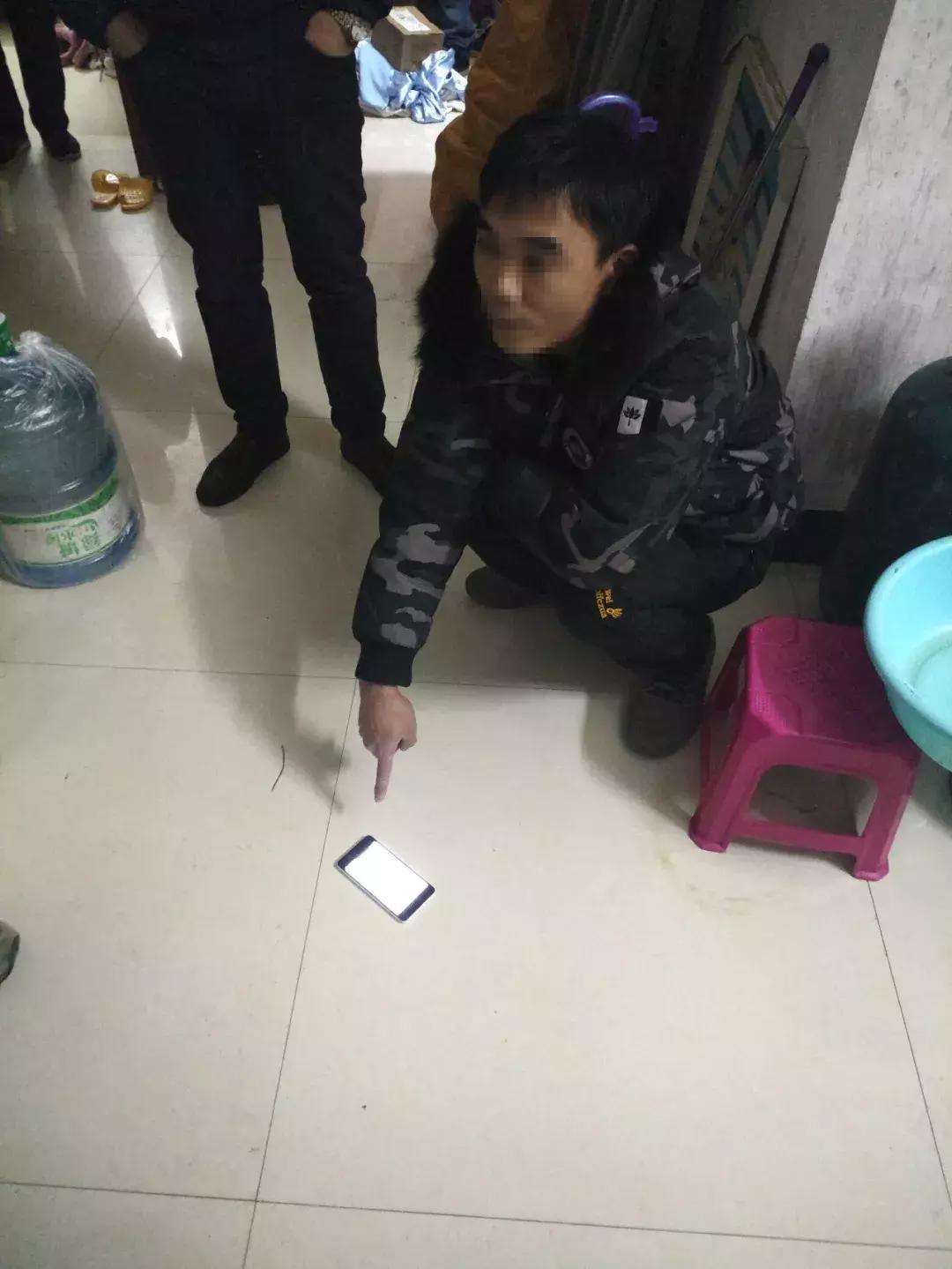 瀹堕噷搴婂簳涓嬫湁閲戝瓙,鍦ㄥ閲屽簥搴曚笅钘忎竴鐧句竾鐜伴噾