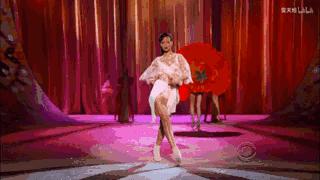 这个该死的女人也太会卖彩妆了吧,唱歌恐怕才是她的副业