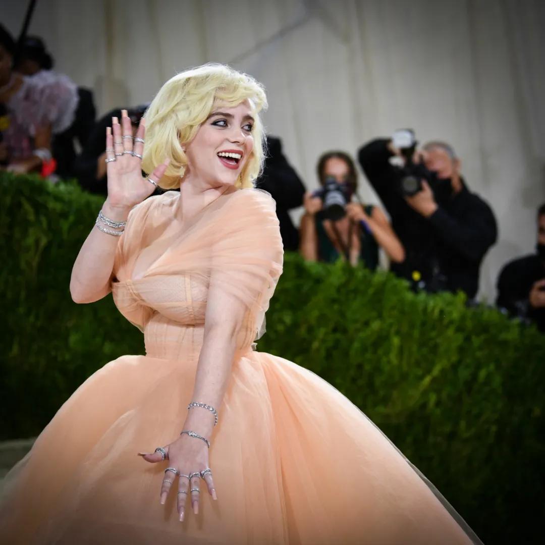 这才是马丁靴的正确穿搭,马丁靴这么穿太时髦了