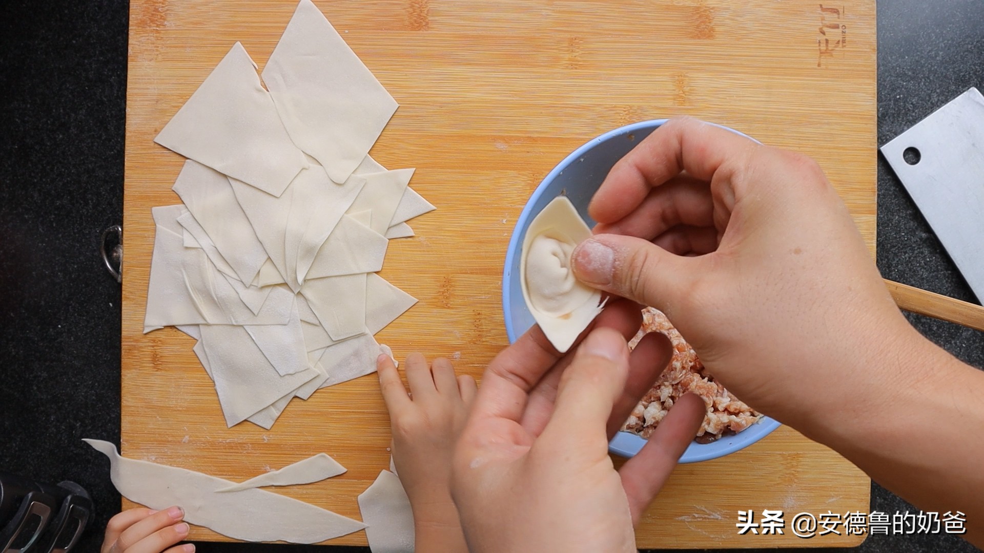 奶爸在家带着娃做馄饨现包现煮真材实料小朋友吃了一大碗