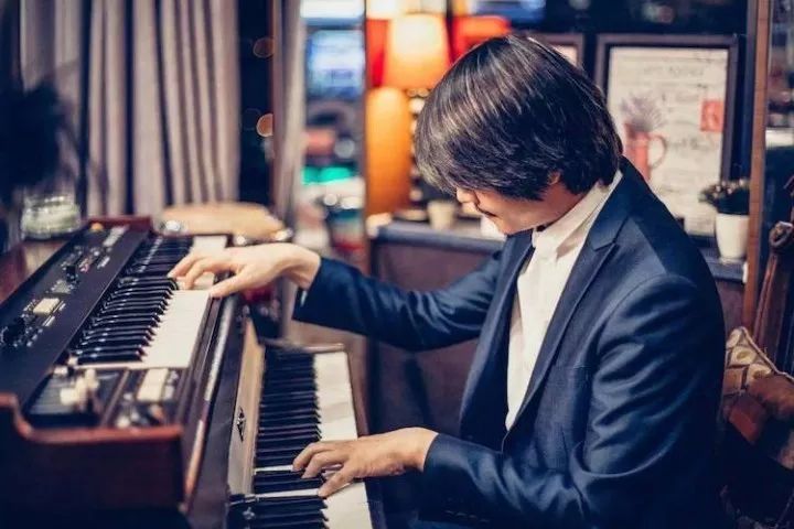 王源弹吉他的视频,王源空手弹吉他的视频