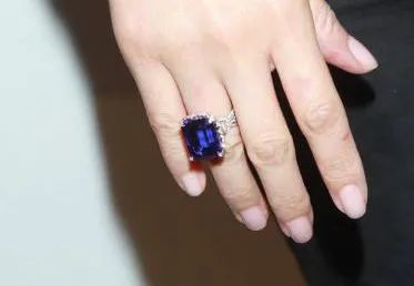 一袭霓裳七彩虹,一袭霓裳出自哪里