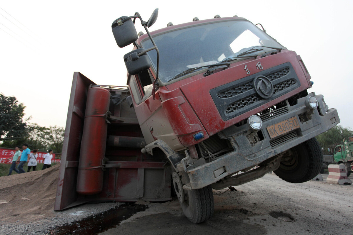 乘客下车被撞司机有责任吗,驾驶员下车查看车况被压死
