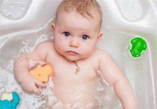 3岁宝宝一洗澡就大哭，医生检查身体没问题，罪魁祸首是奶奶