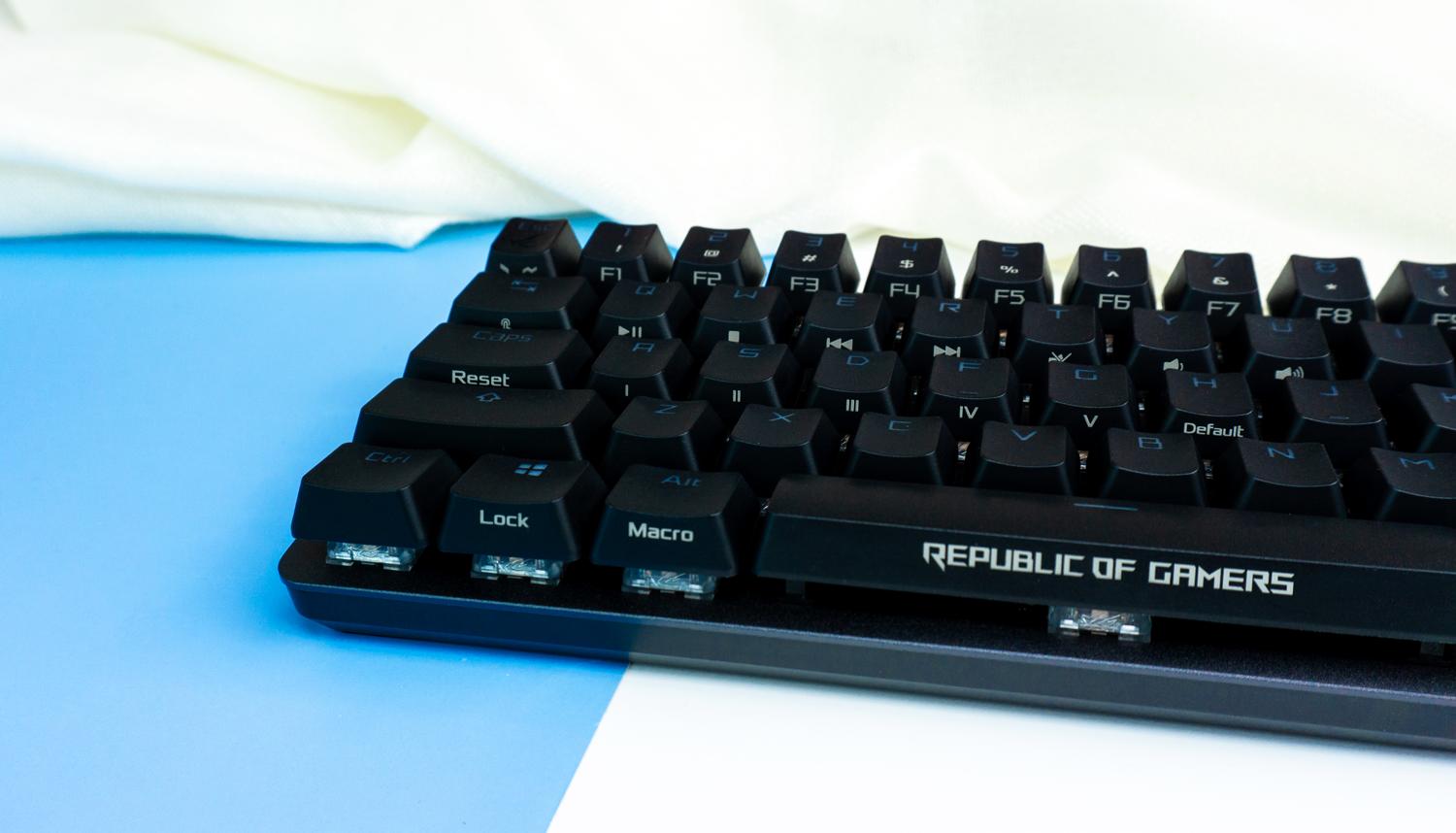 游戏宅理想桌面,电竞头戴式耳机rog棱镜s