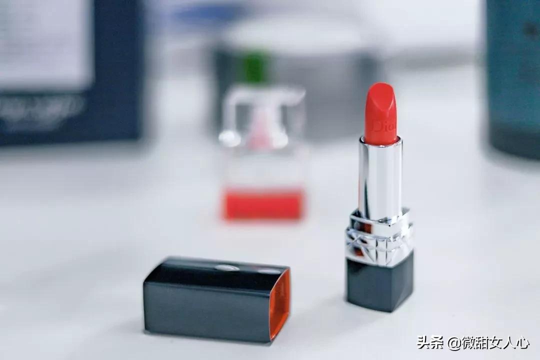 为什么女生梳妆台那么多化妆品,为什么女的梳妆台上有很多护肤品