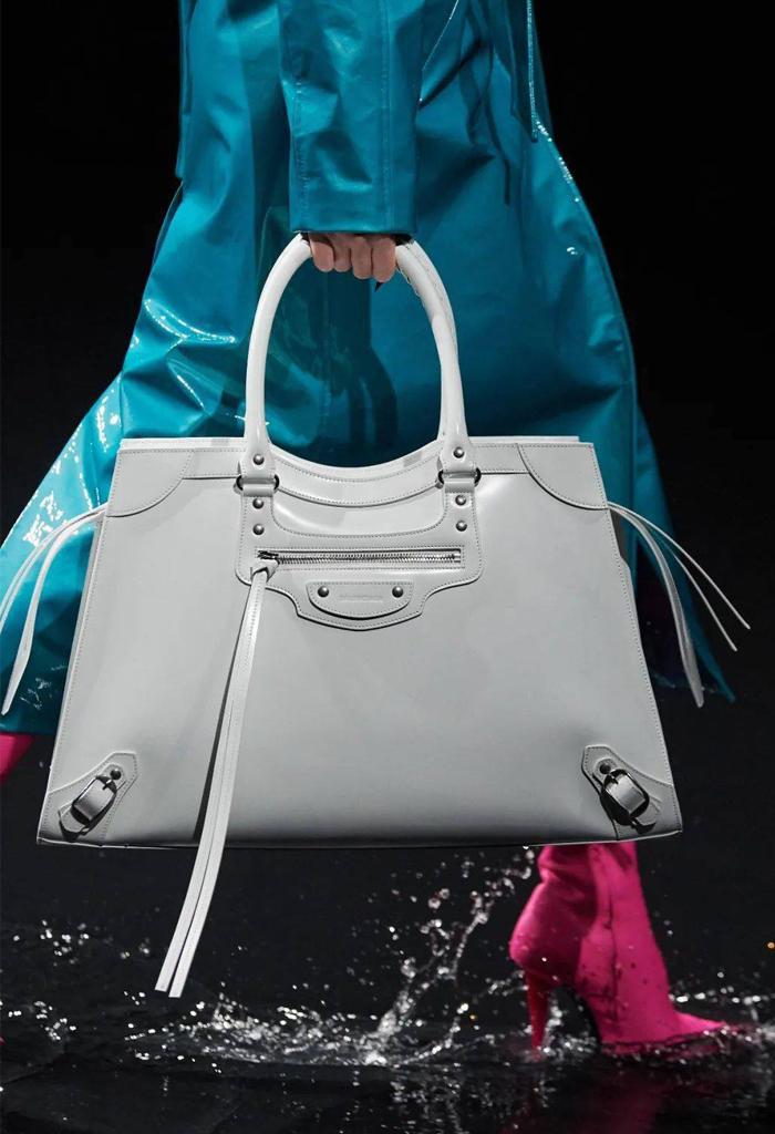 云朵包怎么搭配好看,云朵包秋冬穿搭