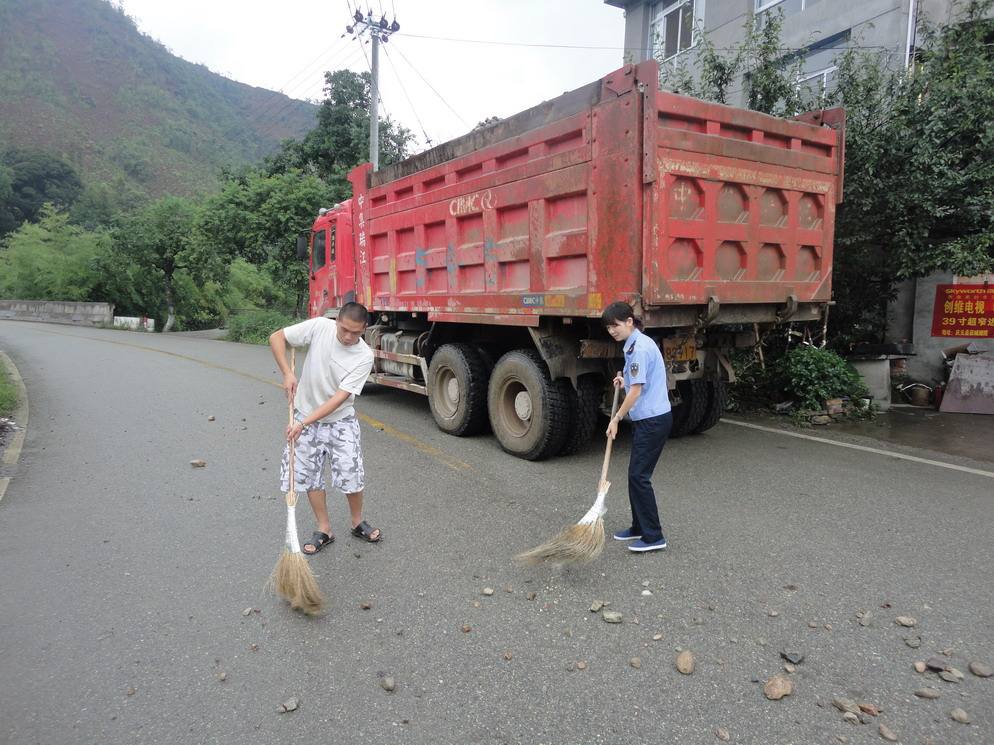 前车掉落异物砸到后车怎么处理,在路上被前车掉东西砸到怎么处理