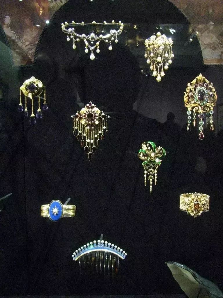 lv老板的旗下奢侈品,lv创始人豪宅