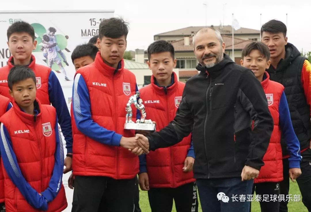 长春亚泰队获得冠军,亚泰中甲冠军捧杯