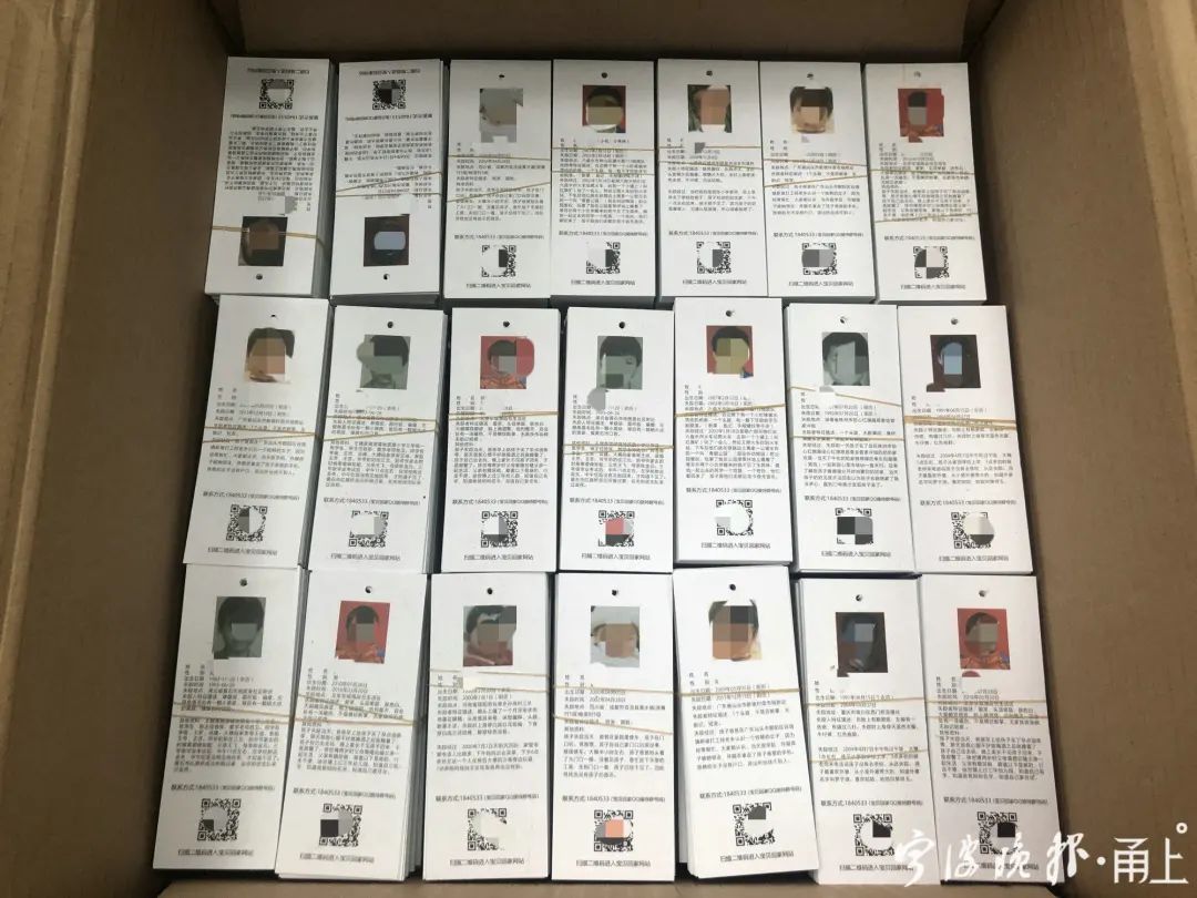 鞋厂塞鞋底视频,鞋厂往鞋里塞小卡片