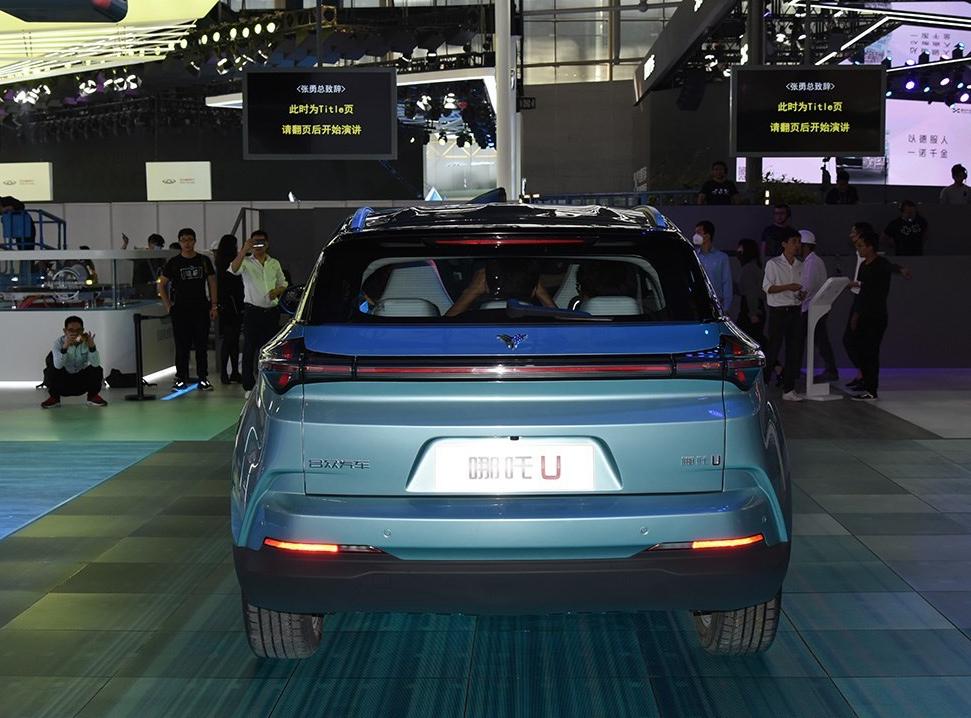 哪吒u内饰有几个色,哪吒u这台车值不值得购买