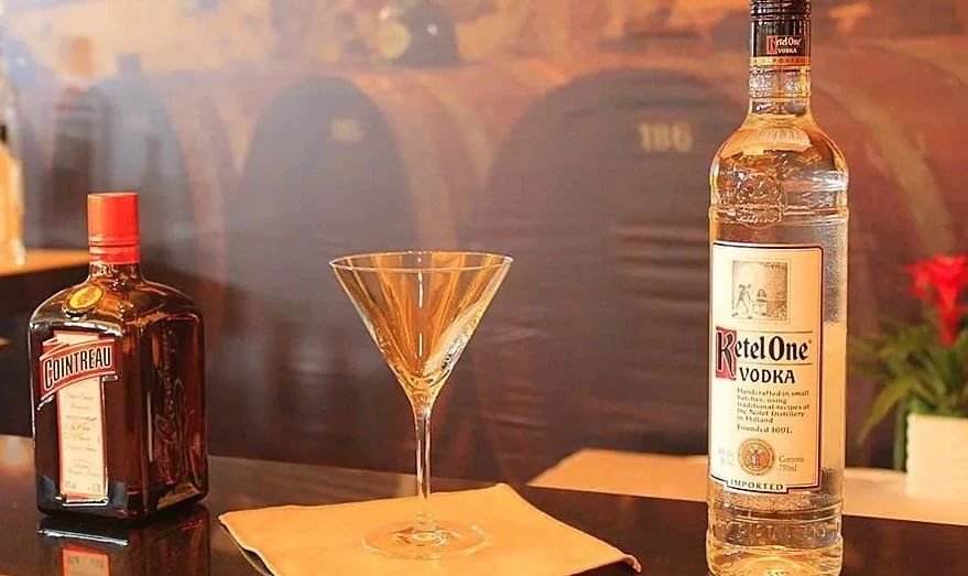 贵的离谱!机场免税店这些商品不比商场便宜?专家建议...