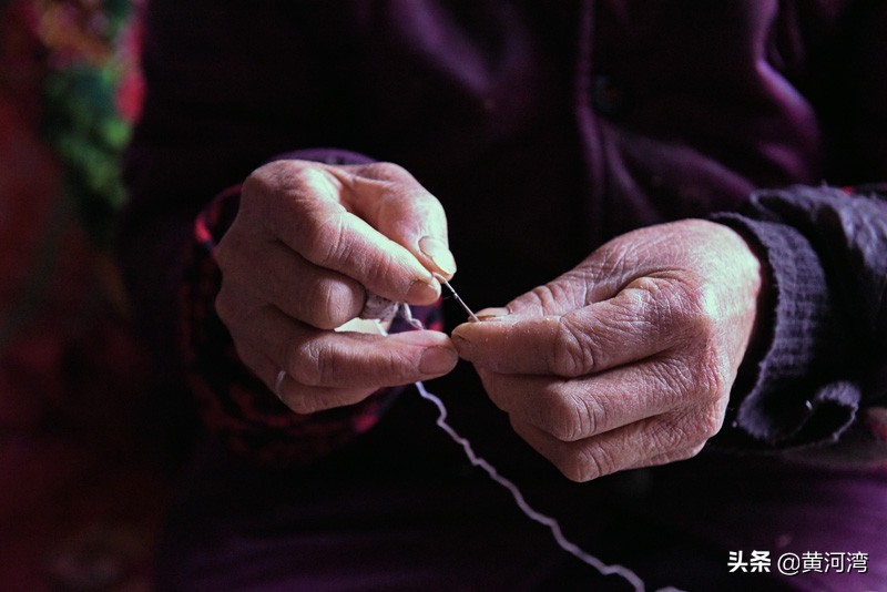 晋南农村妇女用“公鸡豆豆”做箅子，纯天然材料制作，不粘锅