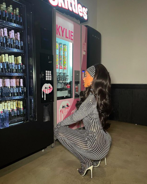 百亿富婆金小妹亚洲蹲迷人！裹黑白闪电连体裤霸气，前凸后翘绝辣