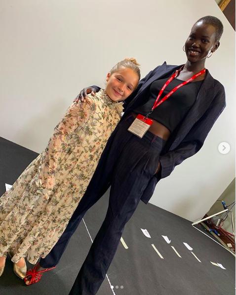 贝嫂单手抱小七的图片,贝嫂带小七走秀