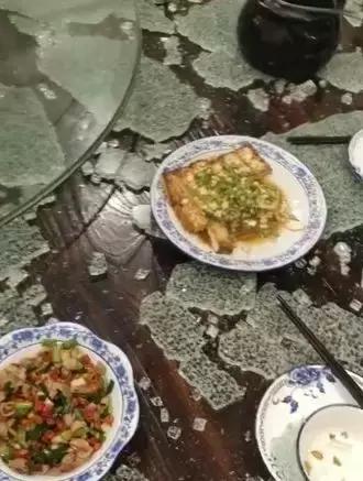 在餐厅吃饭，钢化玻璃餐桌突然炸裂碎成渣还冒烟：只摆了几道菜……担心你身边也有这样的“定时*弹炸**”